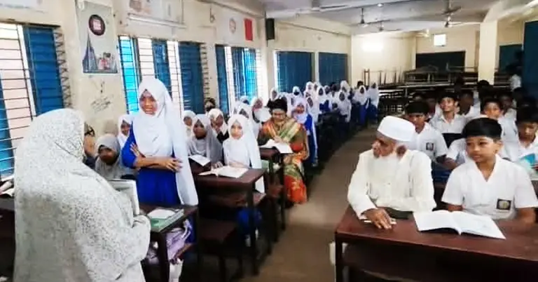 ক্লাসে শিক্ষার্থীদের পাশে বসে এমপি মনিরুল